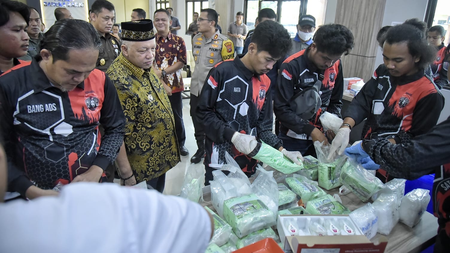 Bupati Sukirman menyaksikan barang bukti narkoba jenis sabu sesaat sebelum dimusnahkan. (Foto/Fierly)