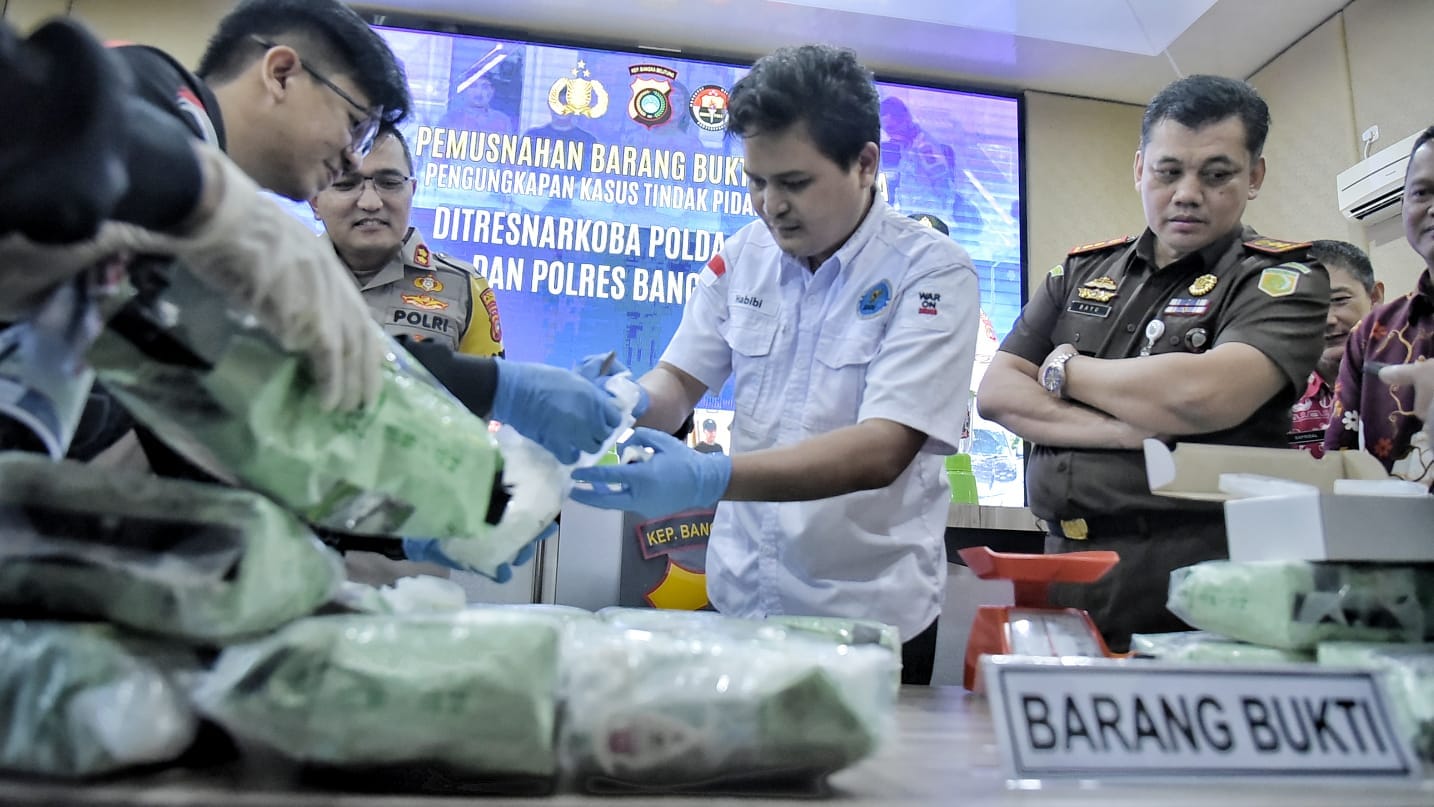Sebelum dimusnahkan barang bukti sabu-sabu dengan harga mencapai Rp.35 Miliar itu, telah dilakukan pengecekan keaslian oleh Badan Narkotika Nasional Provinsi (BNNP) Kepulauan Bangka Belitung. (Foto/Fierly)