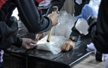 Sebelum diblender sabu tersebut dipecah menggunakan palu, guna memudahkan proses pemusnahan. (Foto/Fierly)