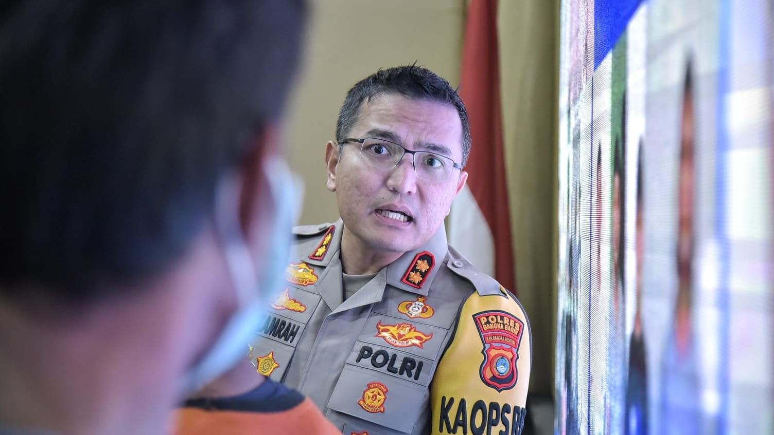 Kapolres Babar, AKBP Ade Zamrah saat berdiskusi bersama salah seorang tersangka. (Foto/Fierly)
