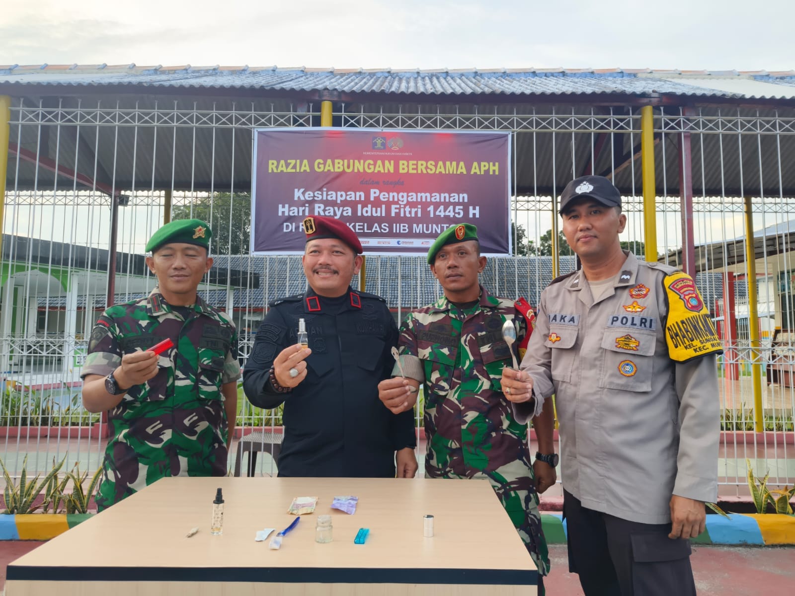 Tim Gabungan melakukan razia pada sejumlah kamar warga binaan di Rutan Kelas IIB Muntok, Kabupaten Bangka Barat. Foto : Humas Rutan Kelas II B Mentok.