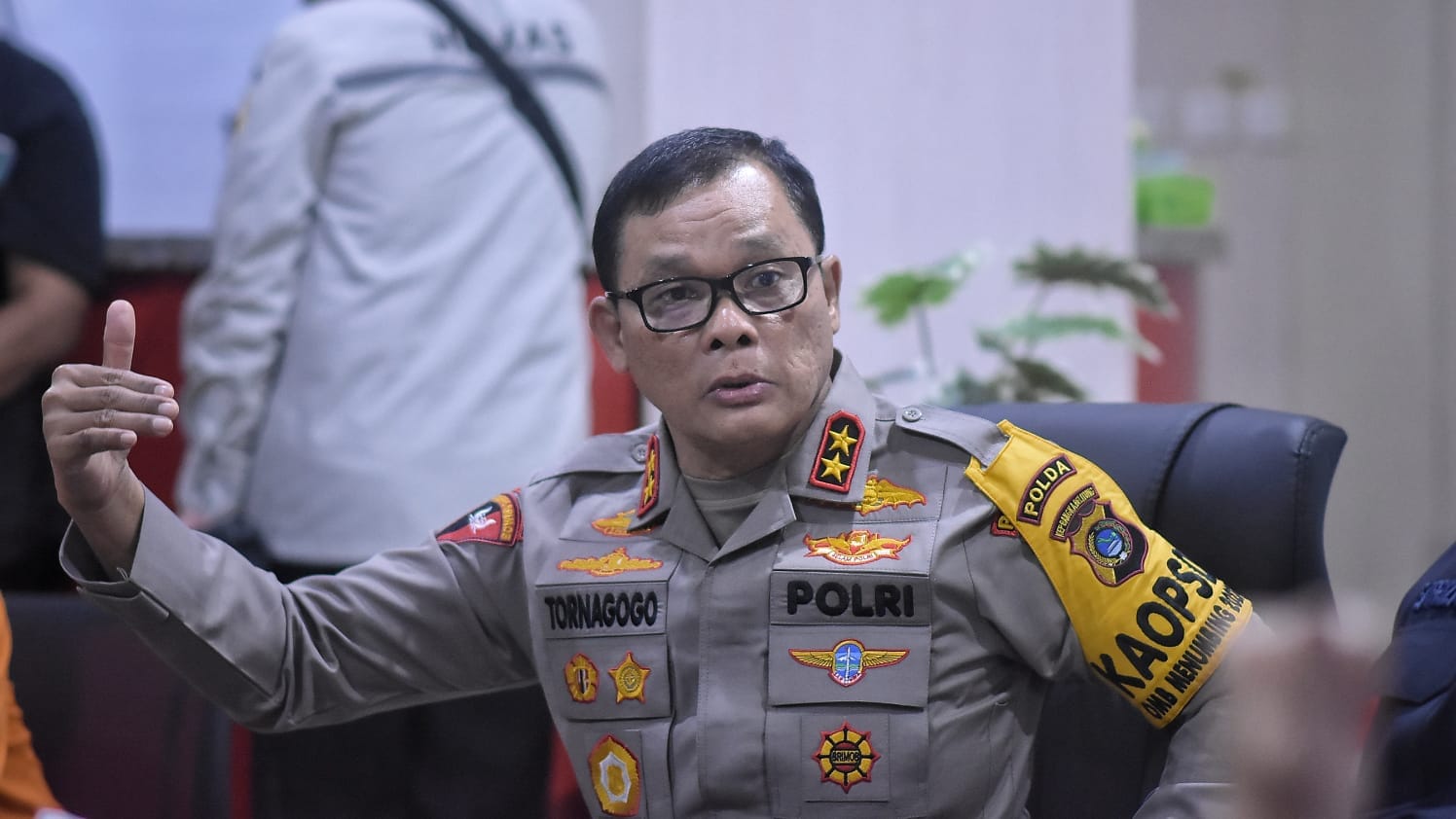 Irjen Pol Tornagogo Sihombing saat memberikan arahan kepada GM ASDP Cabang Bangka saat melakukan pengecekan kesiapan arus mudik lebaran 2024 di Pelabuhan Tanjung Kalian. (Foto/Fierly)