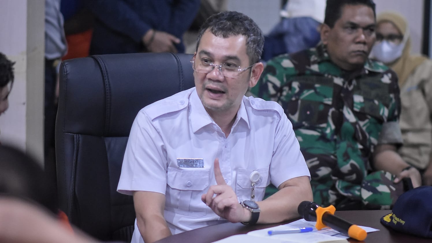 GM PT ASDP Cabang Bangka, Ardhi Ekapaty saat berdiskusi bersama Forkopimda, di ruang rapat PT ASDP Cabang Bangka. (Foto/Fierly)