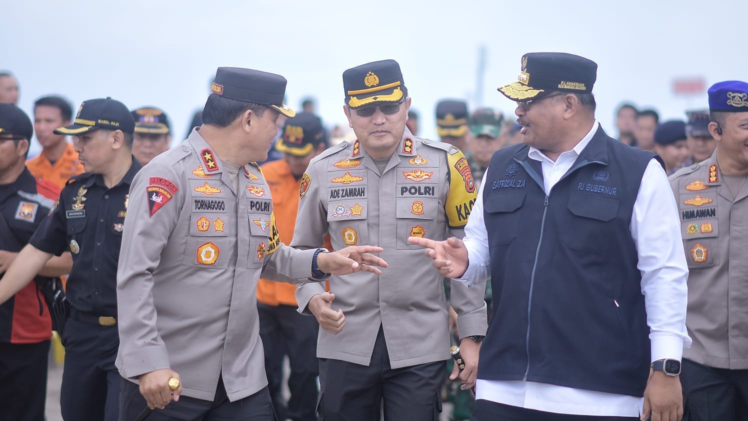 Kapolda Babel bersama Kapolres Babar serta Pj Gubernur Babel sedang berdiskusi saat melakukan pengecekan kesiapan arus mudik lebaran 2024 di Pelabuhan Tanjung Kalian. (Foto/Fierly)
