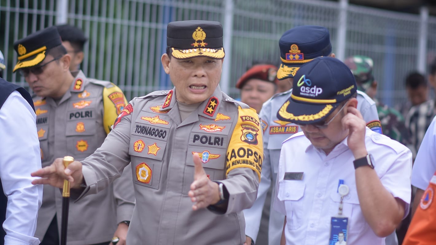 Kapolda Bangka Belitung, Irjen Pol Tornagogo Sihombing bersama GM ASDP Cabang Bangka dan unsur Forkopimda saat melakukan kunjungan ke Pelabuhan Tanjung Kalian Mentok, Kabupaten Bangka Barat. (Foto/Fierly)