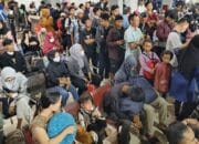 Suasana ratusan Penumpang sedang mengantre di ruang tunggu Pelabuhan Tanjung Kalian. (Foto/Fierly)