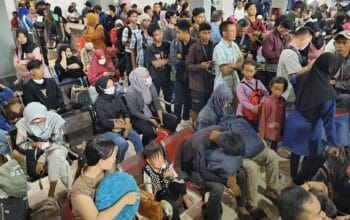 Suasana ratusan Penumpang sedang mengantre di ruang tunggu Pelabuhan Tanjung Kalian. (Foto/Fierly)