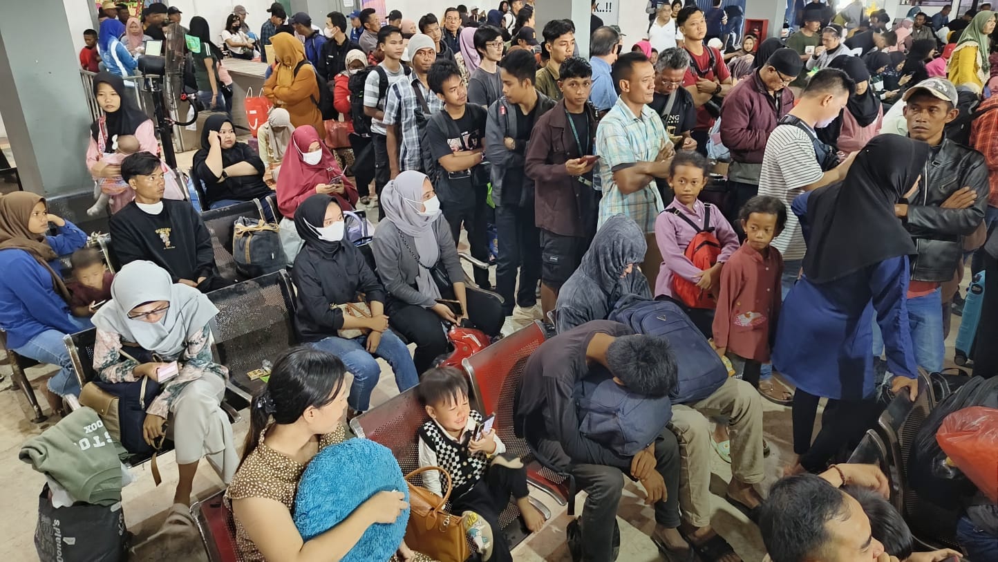 Suasana ratusan Penumpang sedang mengantre di ruang tunggu Pelabuhan Tanjung Kalian. (Foto/Fierly)
