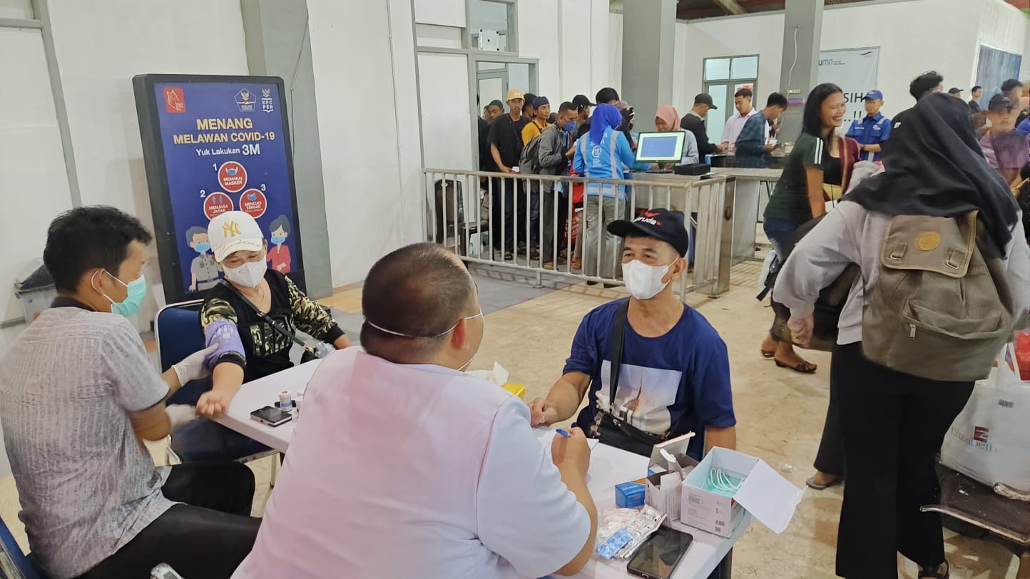 Salah seorang pemudik melakukan cek kesehatan gratis di ruang tunggu Pelabuhan Tanjung Kalian. (Foto/Fierly)