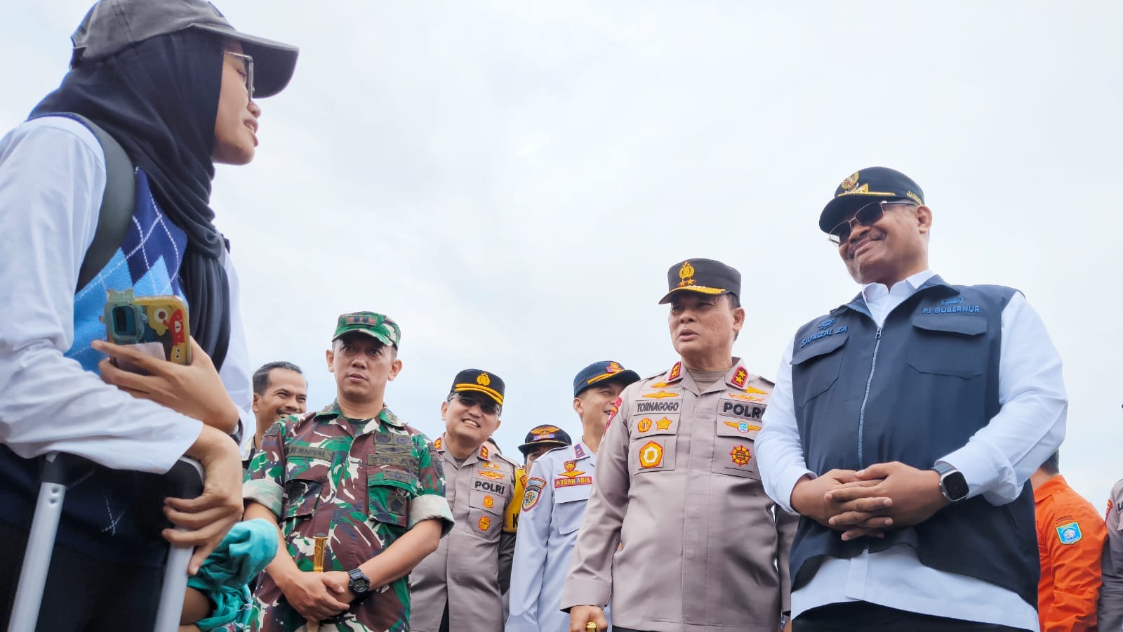 Pj Gubernur Babel didampingi Kapolda Babel sedang berbincang dengan salah satu pemudik di Pelabuhan Tanjung Kalian. (Foto/Fierly)