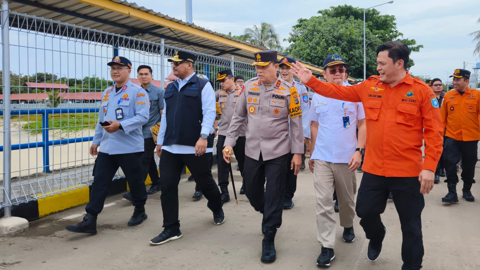 Penjabat (Pj) Gubernur Kepulauan Bangka Belitung, Safrizal Zakaria Ali didampingi Wakil Bupati Bangka Barat, Bong Ming Ming bersama Forum Koordinasi Pimpinan Daerah (Forkopimda) meninjau arus mudik Lebaran 2024 di Pelabuhan Tanjung Kalian Mentok, Bangka Barat, Jumat (05/04/2024). (Foto/Fierly).