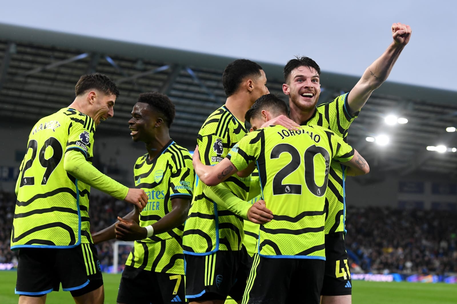 Pemain Arsenal merayakan kemenangan atas Brighton. Foto: Twitter/Arsenal