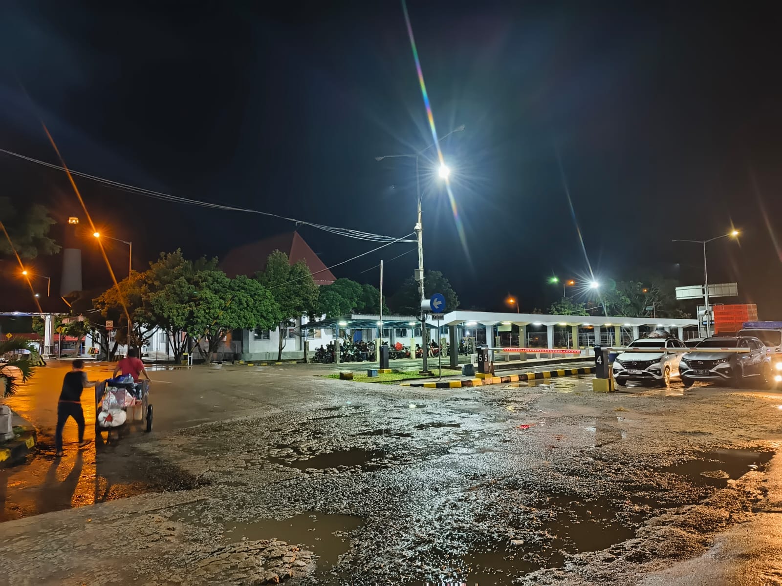 Nampak Pelabuhan Tanjung Kalian mulai sepi dari antrean kendaraan pemudik. Foto: Fierly