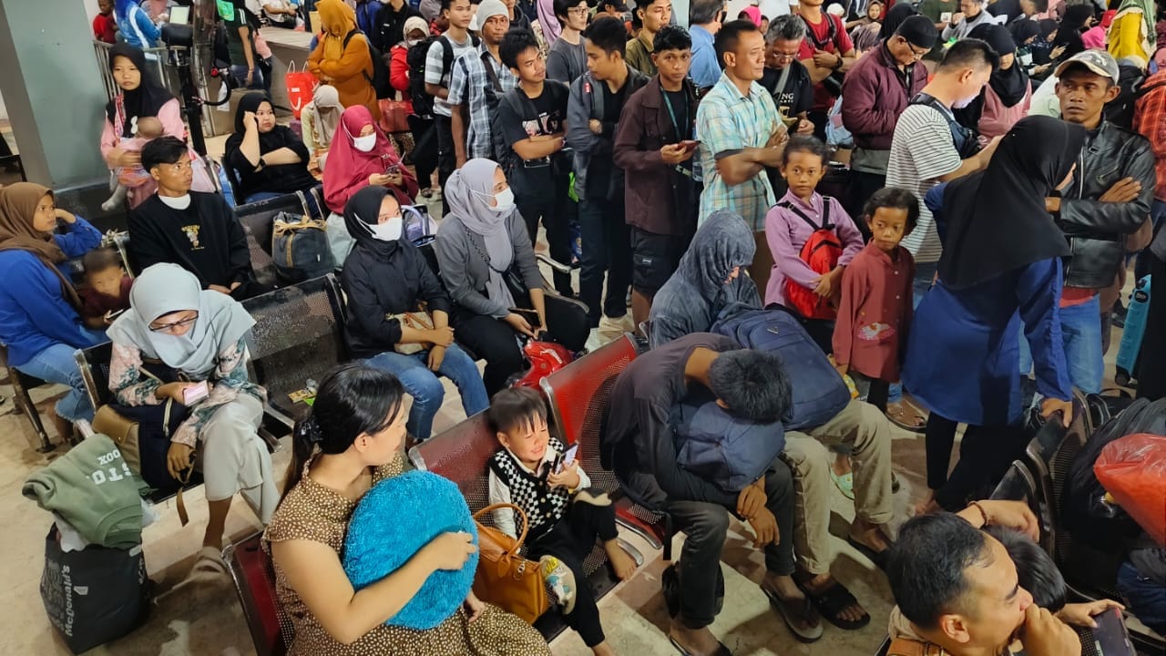 Antrean sejumlah pemudik di Pelabuhan Tanjung Kalian Mentok. (Foto/Fierly)