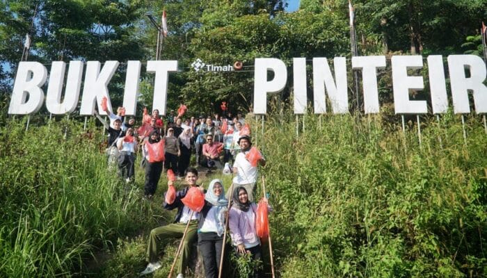 Peduli Lingkungan, PLN BABEL Berkolaborasi dengan Pokdarwis Bersihkan Kawasan Wisata Bukit Pinteir