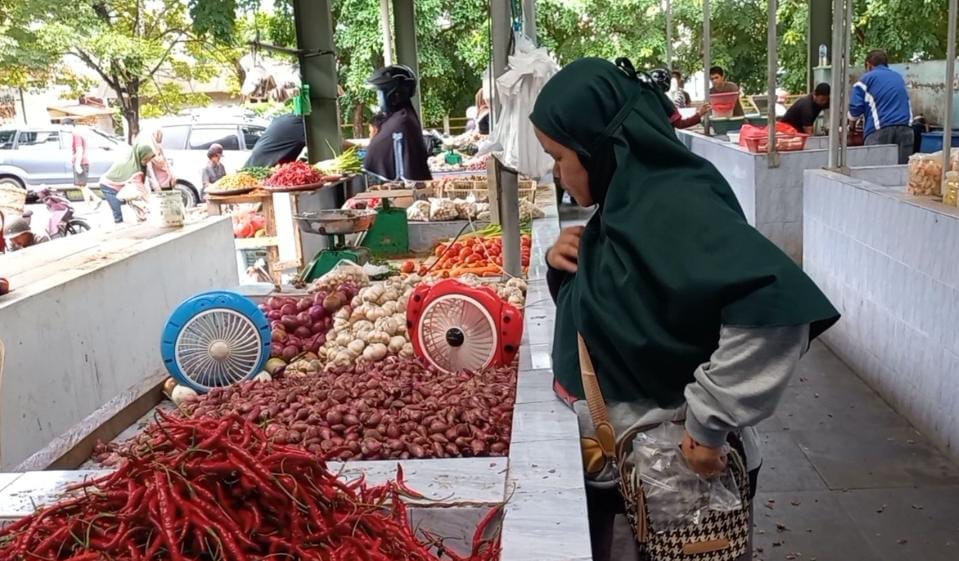 Ketersediaan bawang di pasar Mentok. Foto: Sorotan Bangka.