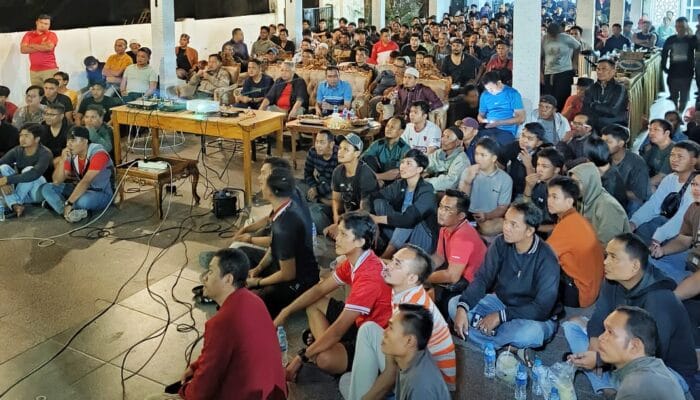 Antusias, Ratusan Warga Nobar Timnas di Rumah Dinas Bupati Babar