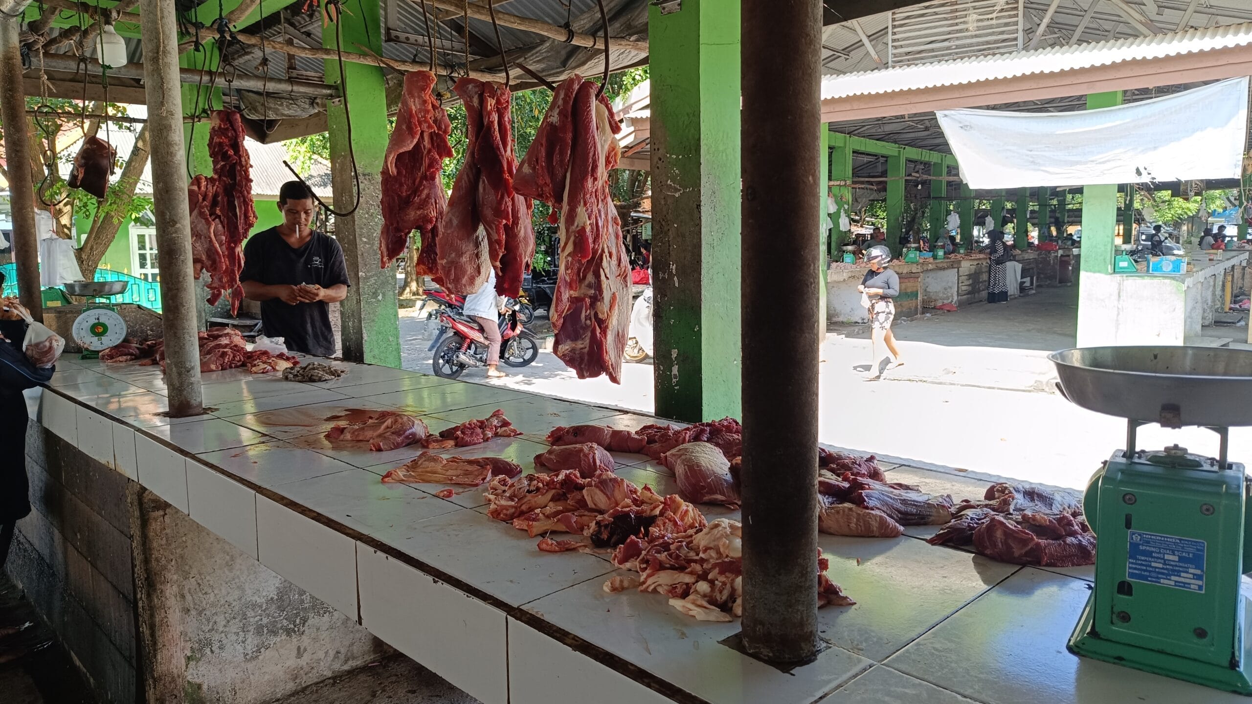 Ketersediaan daging sapi di Pasar Mentok. Foto: RG