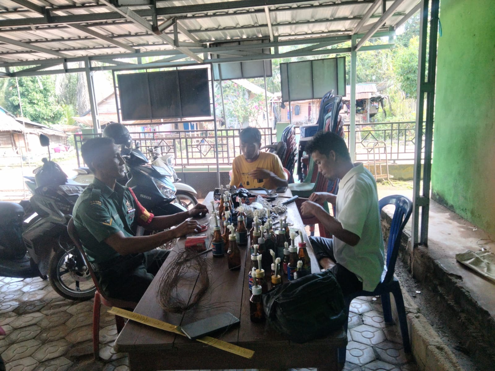 Serda Muhsin Alatas Babinsa Koramil 431-01/Jebus melaksanakan komsos bersama Kadus Sentul Sukar dan Kadus Telang Iqbal di Desa Limbung, Kecamatan Jebus, Kabupaten Bangka Barat, Rabu (3/4/2024).