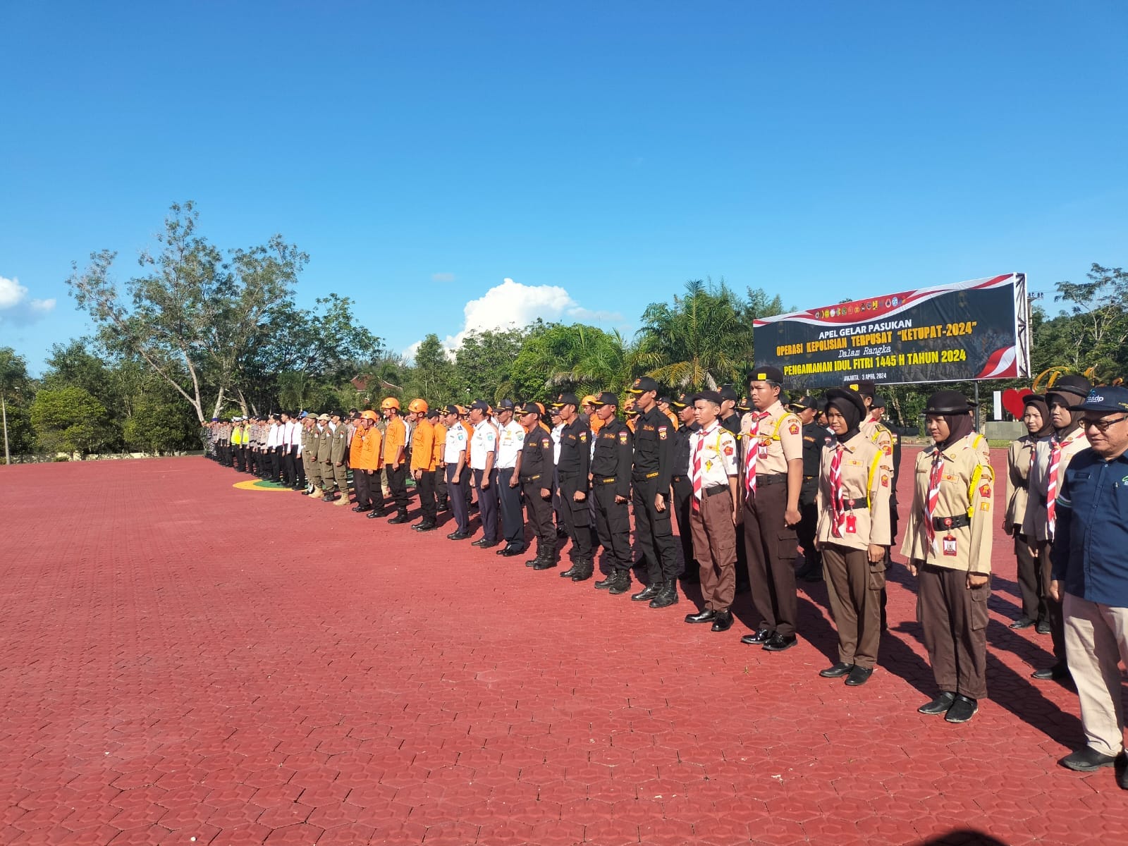 Komandan Kodim 0431/Babar Letkol Inf Kemas Muhammad Nauval mengikuti kegiatan Apel Gelar Pasukan Serentak OPS Terpusat Ketupat Manumbing 2024 bertempat di Lapangan Polres Bangka Barat , Rabu (3/4/2024).