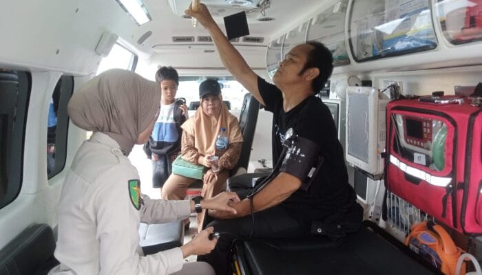 Polres Bangka Barat Siagakan Dokkes di Pelabuhan Tanjung Kalian, Tangani Pemudik yang Kelelahan