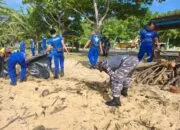 Peduli Lingkungan, Satpolairud Bangka Barat Bersihkan Pantai Batu Rakit