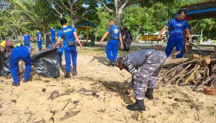 Peduli Lingkungan, Satpolairud Bangka Barat Bersihkan Pantai Batu Rakit