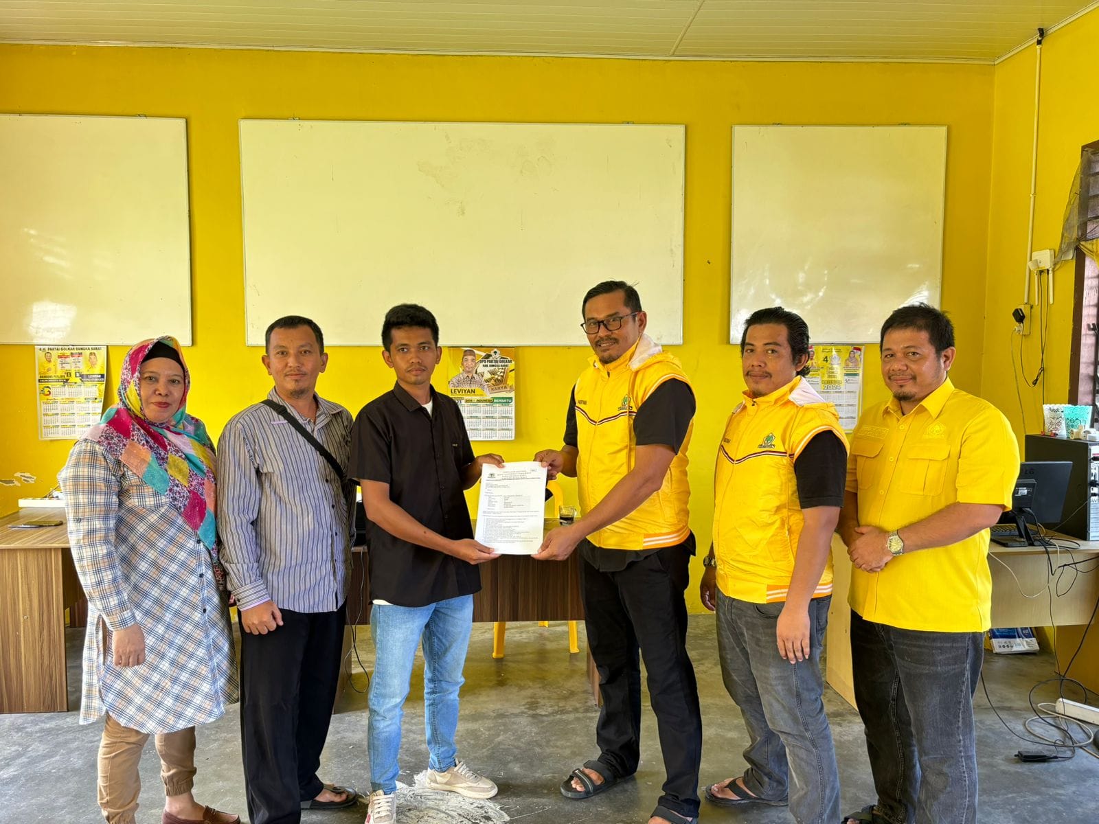 Rieza Firmansyah mengembalikan formulir pendaftaran Bakal Calon (Balon) Bupati untuk Pilkada 2024 kepada Dewan Pimpinan Daerah (DPD) II Partai Golongan Karya (Golkar), Kabupaten Bangka Barat (Babar), pada Jumat (3/4/2024) pagi.