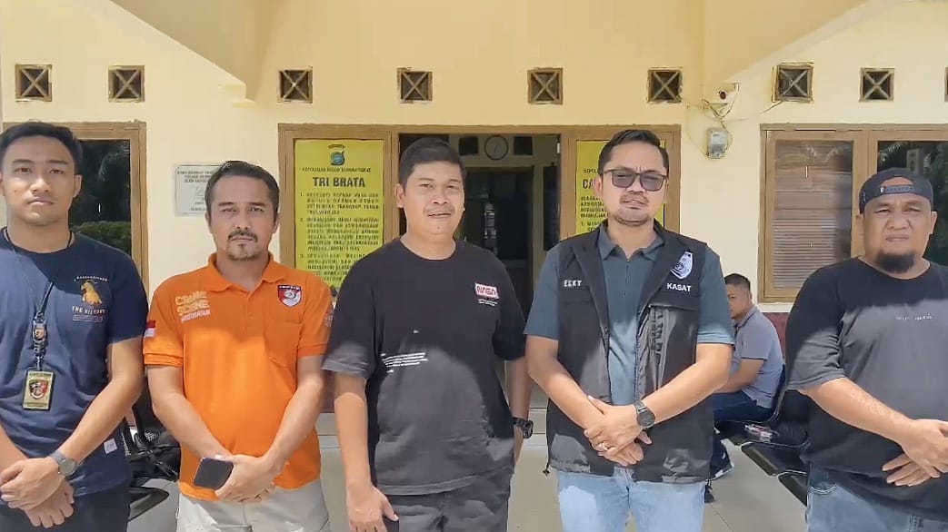Anggota Satreskrim Polres Bangka Barat bersama Polsek Tempilang, sebelum melakukan penyelidikan dugaan kasus pembunuhan, yang terjadi Minggu dinihari tadi.