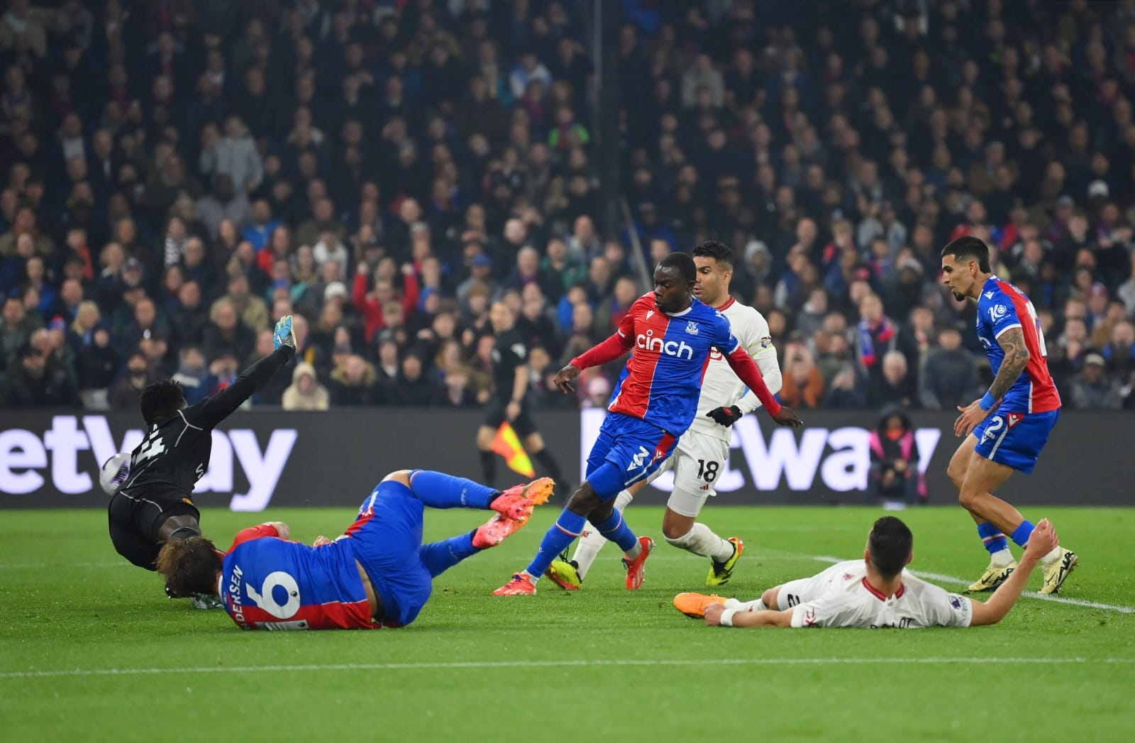 Crystal Palace hajar Manchester United. Foto: Twitter/ Premier League