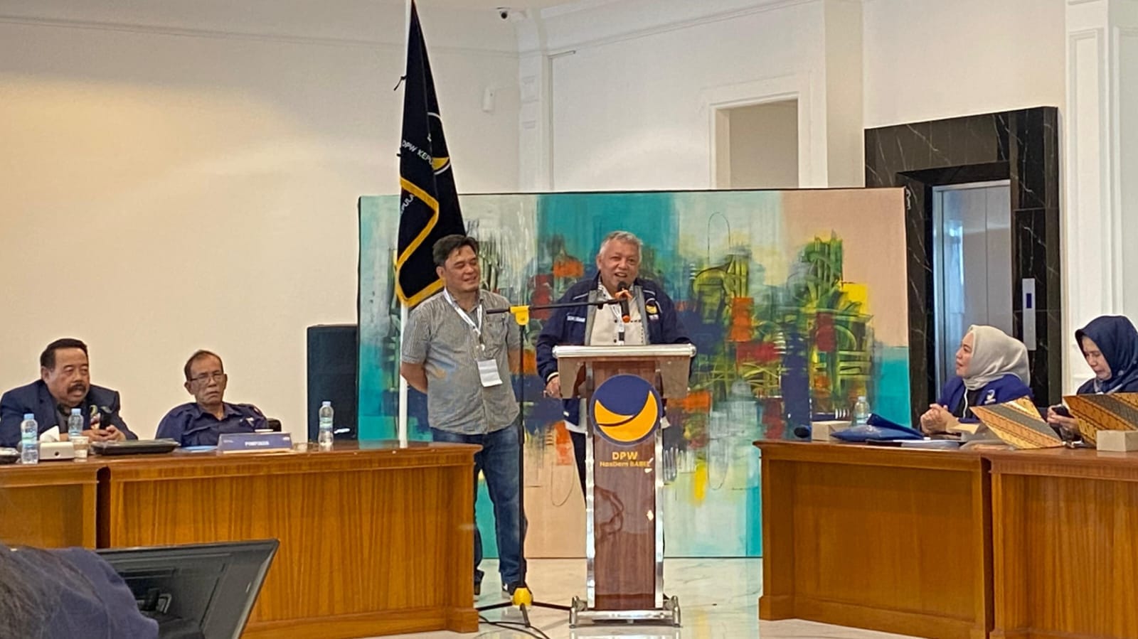 Pasangan Bupati dan Wakil Bupati Kabupaten Bangka Barat, Sukirman dan Bong Ming Ming saat berada di Kantor DPW Nasdem Bangka Belitung. Foto : Istimewa.