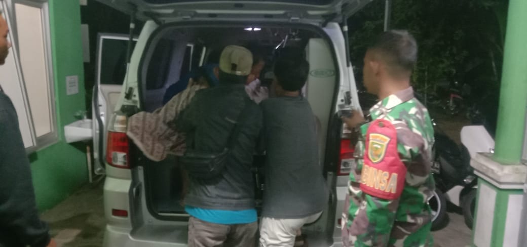 Petugas saat melakukan evakuasi korban tenggelam di Desa Airgantang, Kecamatan Parittiga. Foto: Istimewa.