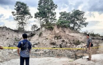 Anggota Polsek Jebus saat mendatangi lokasi kejadian kecelakaan tambang, di Desa Telak, Kecamatan Paritiga, Kabupaten Bangka Barat. Foto/Istimewa