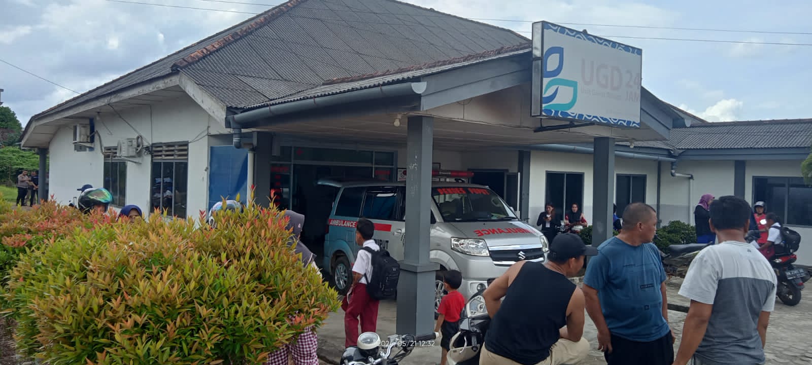 Ambulance yang membawa jenazah Sakban, saat berada di RSBT Timah, Kecamatan Parittiga. Foto : Istimewa.