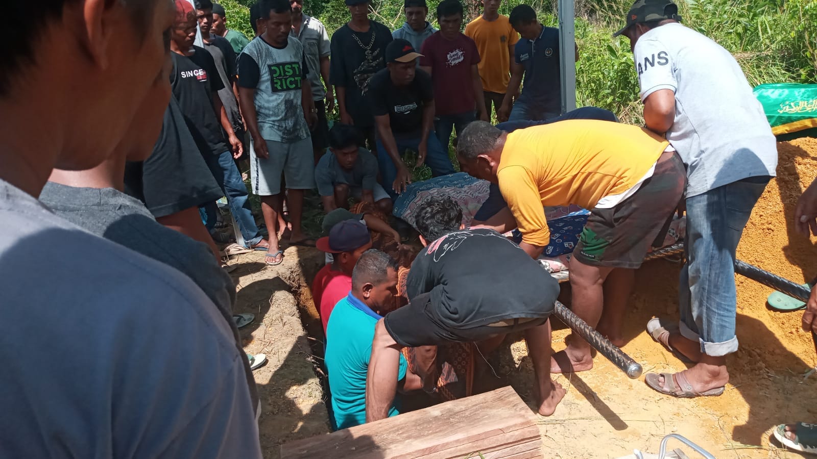 Proses pemakaman penambang timah yang tewas tersambar petir. Foto: Istimewa.
