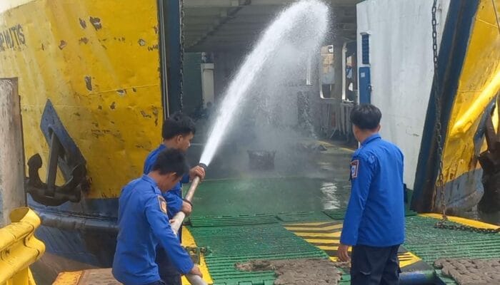 Tim Gabungan Simulasi Tanggap Darurat Kebakaran KMP Mutis
