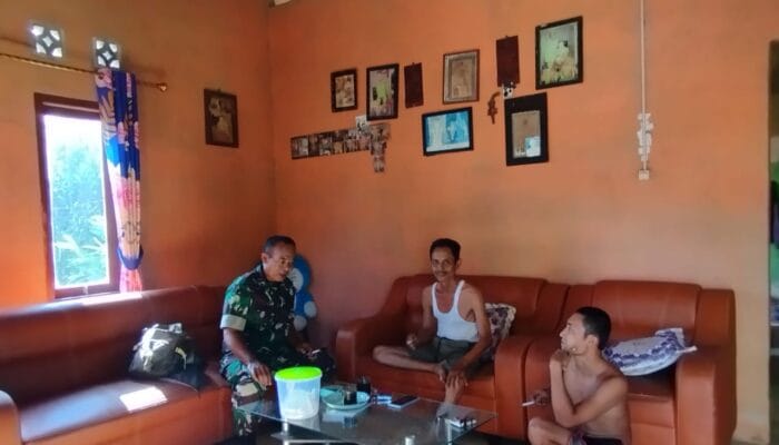 Babinsa Koramil 431-03/Kelapa Lakukan Komunikasi  Sosial dengan Tokoh Masyarakat Desa Tebing