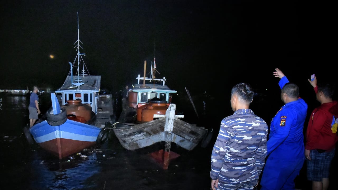 Gabungan dari Satpolairud Polres Bangka Barat, Pangkalan Sandar Kapal Patroli Direktorat Polairud Polda Bangka Belitung, Korpolairud Baharkam Mabes Polri,dan Pos TNI AL Mentok melakukan pengecekan ke Pelabuhan Limbung, Kecamatan Mentok, Kabupaten Bangka Barat, pada Jumat (31/5/2024) dinihari.