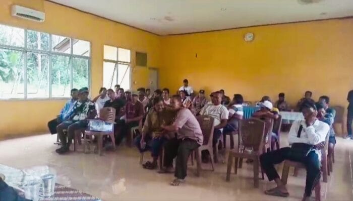 Polisi Fasilitasi Dua Kelompok Masyarakat yang Bersitegang karena Lahan Kelapa Sawit