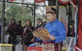 Sekretaris Daerah Bangka Barat, Muhammad Soleh saat membacakan amanat pembina upacara. Foto/Fierly