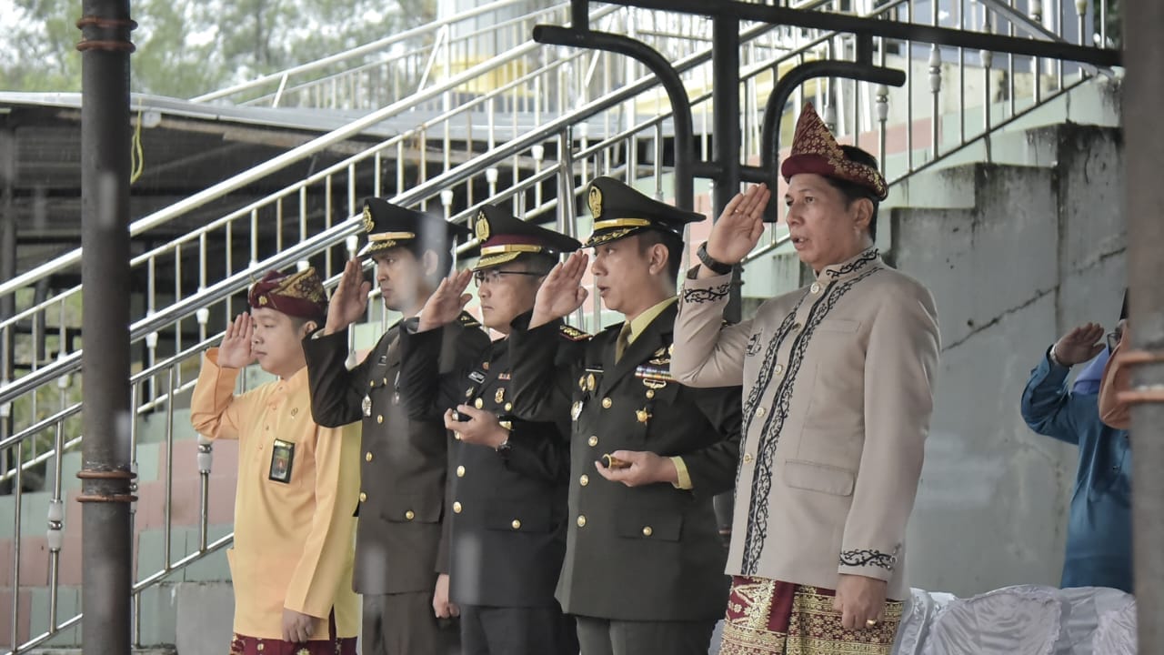 Perwakilan Forkopimda Pemkab Babar memberikan hormat kepada bendera Merah Putih dalam Peringatan Hari Lahir Pancasila tahun 2024. Foto/Fierly