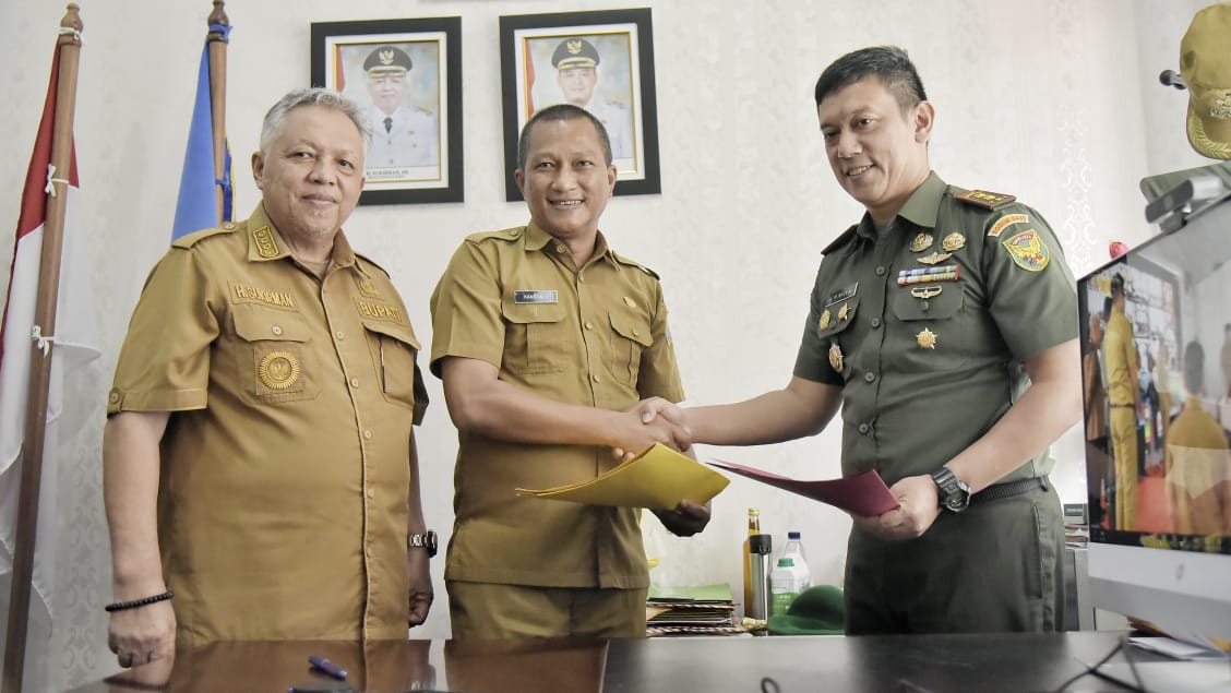 penandatanganan nota kesepahaman (MoU) rencana perbaikan rumah tidak layak huni (Rutilahu) antara pemerintah Kabupaten Bangka Barat dengan Kodim 0431/Bangka Barat, bertempat di ruang dinas Bupati Babar, pada Senin (3/6/2024). Foto/Fierly