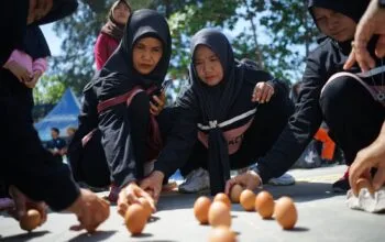 Rayakan Tradisi Peh Cun, Ribuan Butir Telur Didirikan di Pantai Pasir Padi