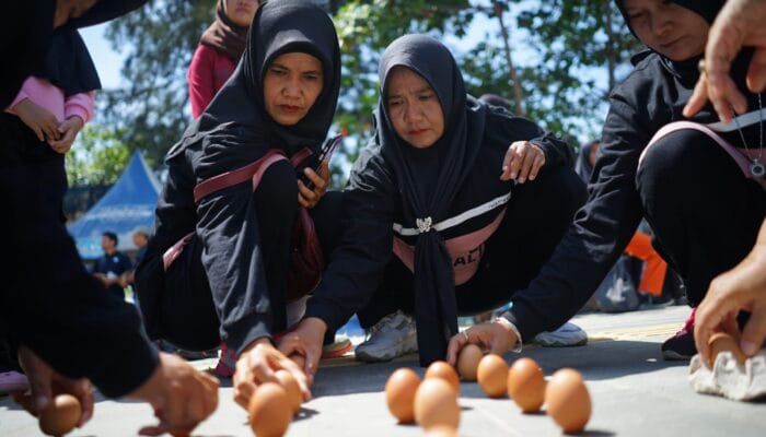 Rayakan Tradisi Peh Cun, Ribuan Butir Telur Didirikan di Pantai Pasir Padi