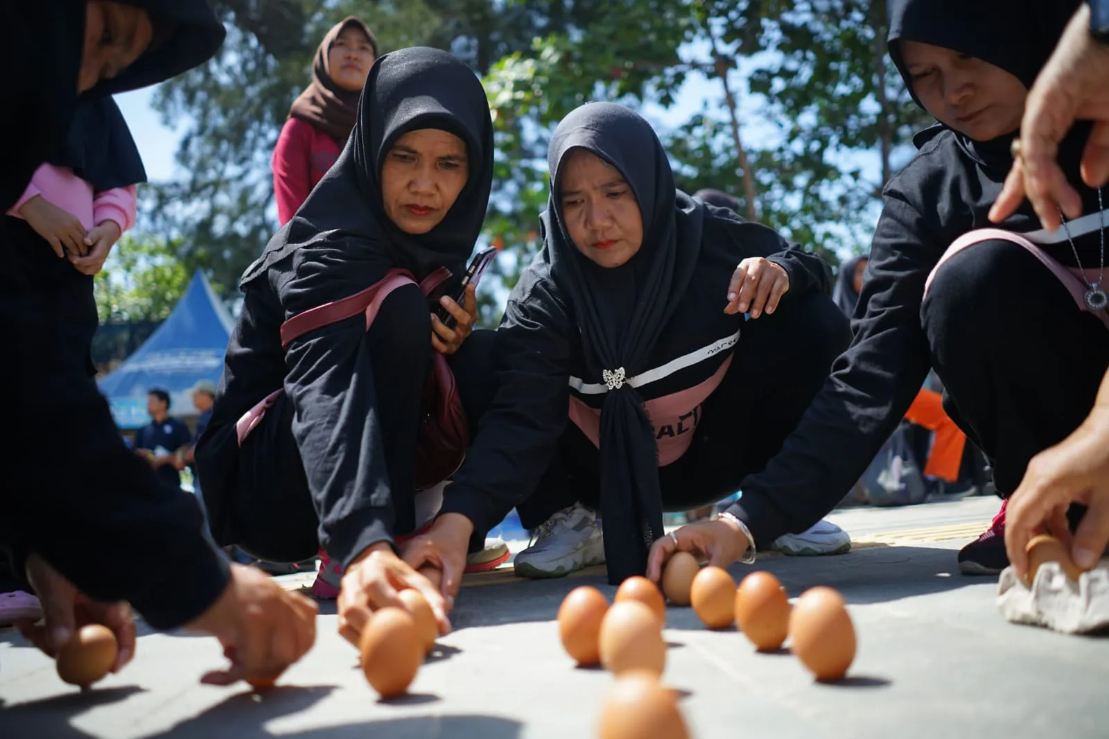 Dinas Pariwisata Kota Pangkalpinang, menggelar lomba mendirikan telur guna merayakan Hari Peh Cun, di Pantai Pasir Padi, Pangkalpinang, Senin (10/6/2024). Sebanyak 3.570 butir telur disusun dengan formasi tertentu yang diikuti sebanyak 70 grup. Foto : Rizal Nurdin