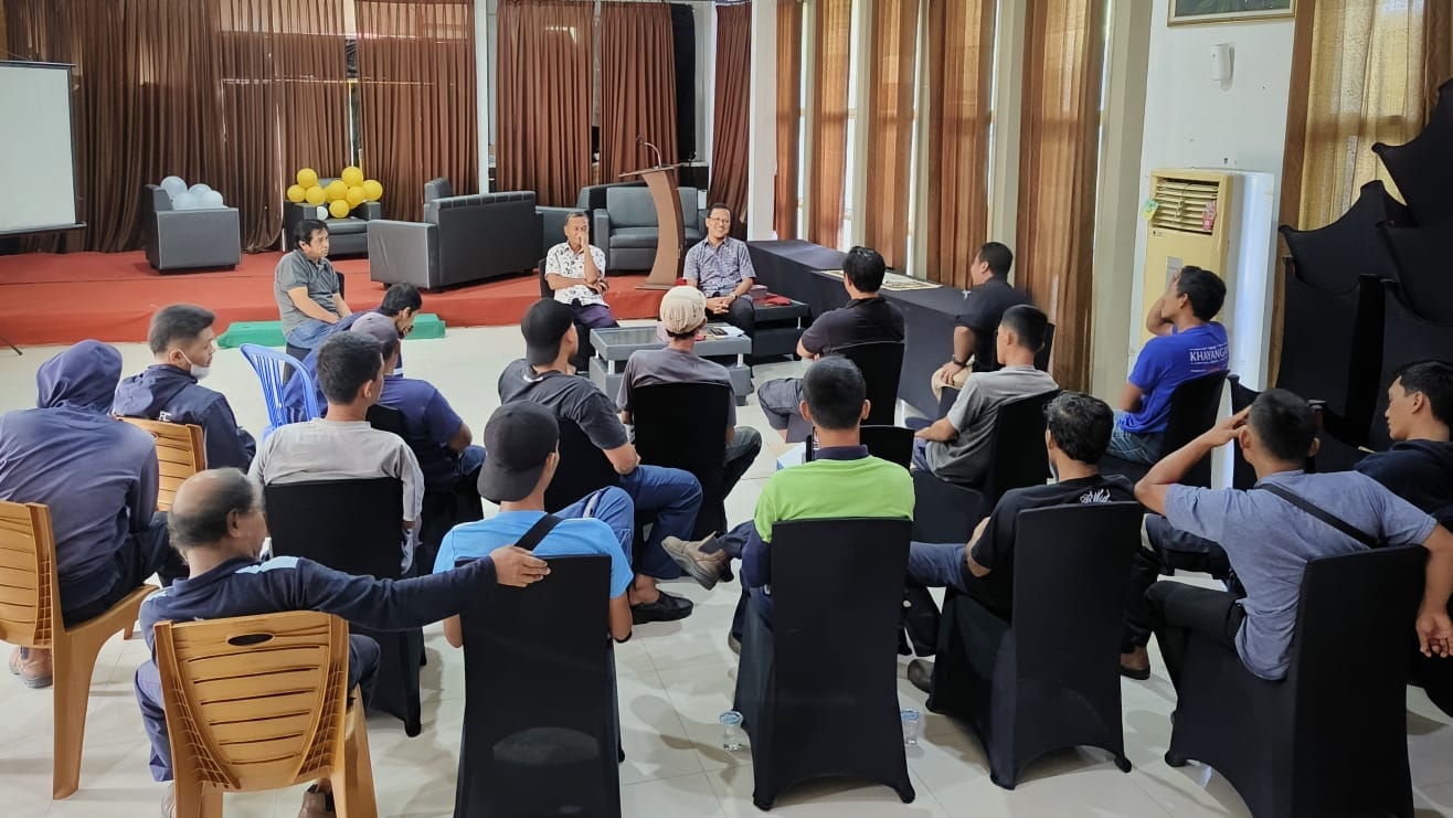 Sebanyak 22 mantan PHL outsourcing KWP melakukan audiensi dengan pihak KWP di Gedung KWP Mentok, Babar, pada Kamis (13/06/2024).