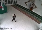 Aksi Pencurian Kotak Amal di Masjid Nurul Hikmah Mentok Terekam CCTV