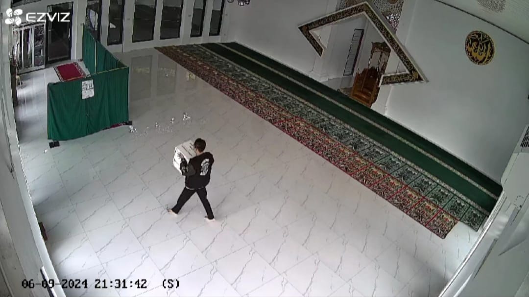 Tangkapan layar dugaan aksi pencurian kotak amal di Masjid Nurul Hikmah Mentok.