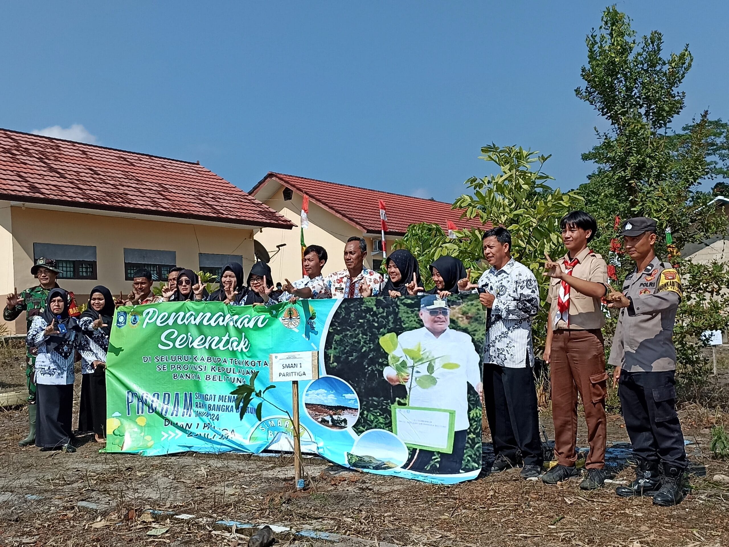 Foto : SMA Negeri 1 Parittiga bersama TNI/Polri, KPHP Jebu Bembang Antan, Dinas Pendidikan dan unsur lainnya, menanam 270 pohon di Halaman Belakang Sekolah, pada Kamis (25/9/2024).