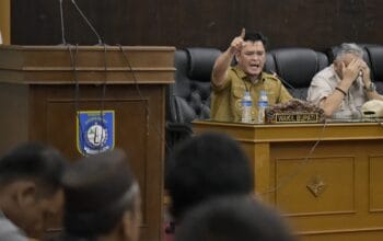 Wakil Bupati Bangka Barat, Bong Ming Ming saat menanggapi aspirasi ribuan masyarakat yang melakukan aksi unjuk rasa menilak konsensi HTI, di Kantor DPRD Kab Babar, pada Selasa (2/7/2024). Foto Fierly Aditya